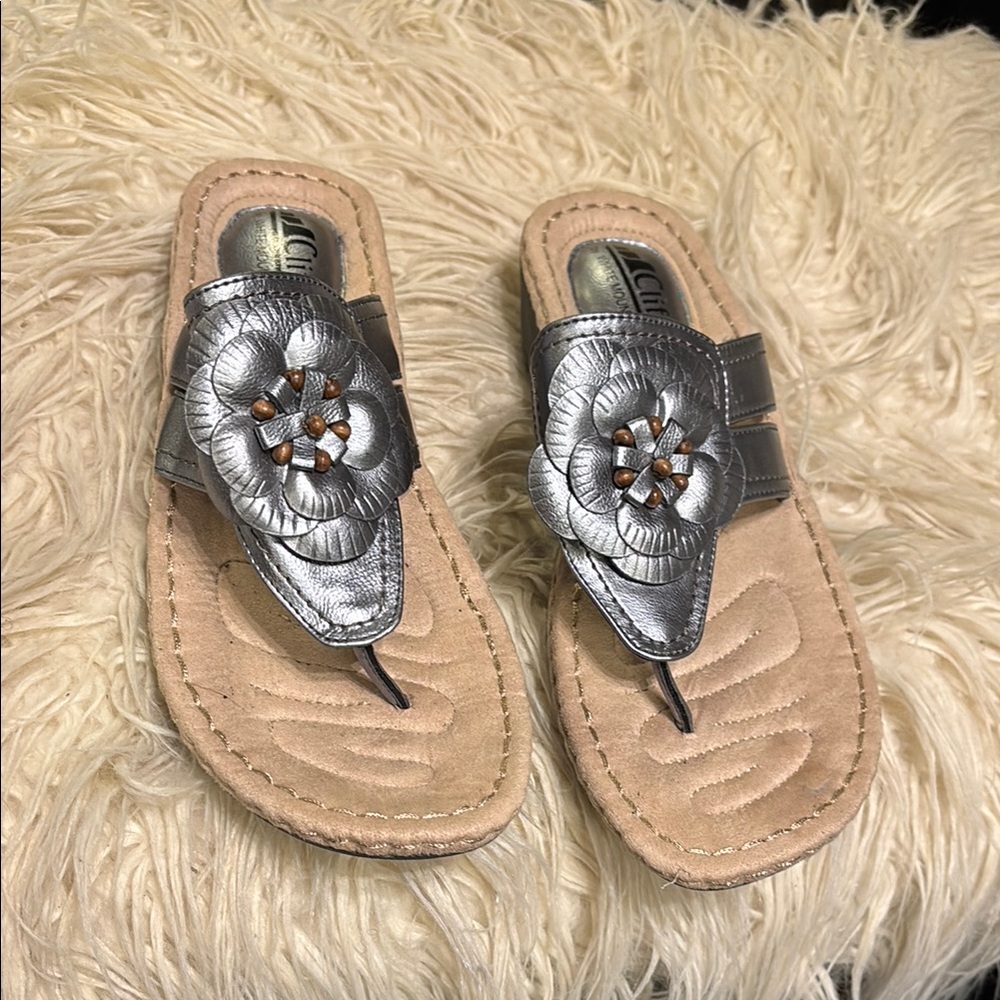 Cliffs by WHITE MOUNTAIN Silver Tan Skull Sandals